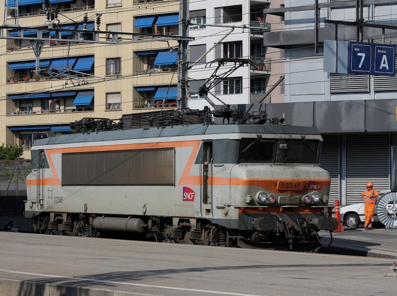 Die BB 22345 am 30.06.2009 in Genve auf Gleis 8. 