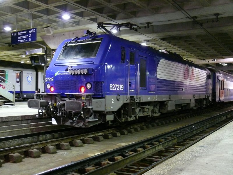 Die BB-27319 steht hier in den dunklen Katakomben des Bahnhofs Paris-Montparnasse. Gut zu sehen sind die Wendezugkupplungen an der Lokfront. Es ist eine der neuen Loks aus der Serie BB-27300.
Der Bereich Nahverkehr in der Ile-de-France (Transilien) braucht dringend neue Fahrzeuge. Fr die Wendezge hat man daher kurzfristig die Reihe BB-27000 beschafft und mit Wendezugeinrichtungen versehen. Die so ausgersteten Loks werden als Reihe BB-27300 eingereiht. Die Lok trgt die neue blaue Farbgebung der Transilienzge.  
26.06.2007  