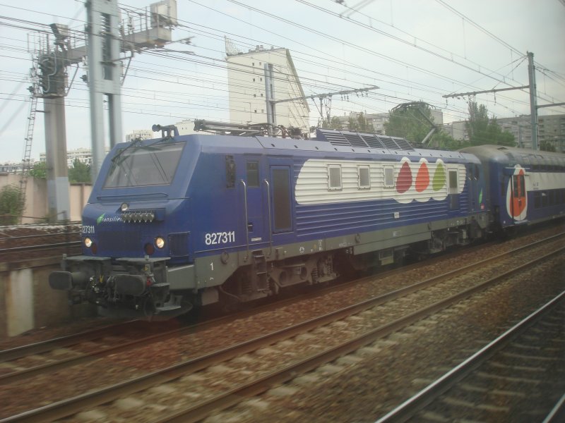 Die BB 827311 bei der Ausfahrt mit einem Regionalzug (Transilien) aus dem Bahnhof Paris Montparnasse am 27.5.2005. Das Foto habe ich von einem TGV aus aufgenommen.