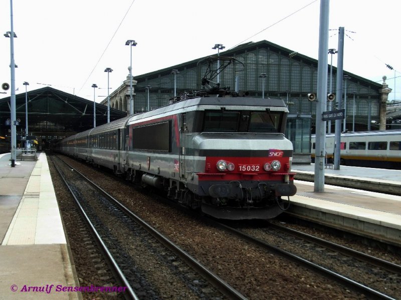 Die BB15032 steht abfahrbereit mit dem Corail-Intercit12325 nach Maubeuge (ab14:37) im Pariser Nordbahnhof. Dahinter die imposante Bahnhofshaupthalle.
Paris Gare du Nord
26.06.2007
