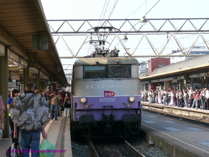 Die BB25257 in  en voyage.. -Lack vor einem TER-Regionalzug im Bahnhof Lyon-Part-Dieu.
Auch die Zweisystemloks der Reihe BB25200 gehren zur  BB Jacquemin  oder auch  BB MTE  genannten Lokfamilie. 
08.06.2007