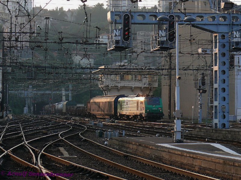Die BB27038 fhrt mit ihrem Gterzug abends aus dem Tunnel kommend ber die Saone weiter Richtung Norden.
08.06.2007  Lyon-Perrache