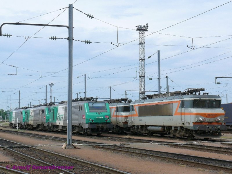 Die BB27050 und BB22233 warten mit weiteren Kolleginnen der gleichen Reihen auf die nchsten Einstze.
20.05.2007 Mulhouse