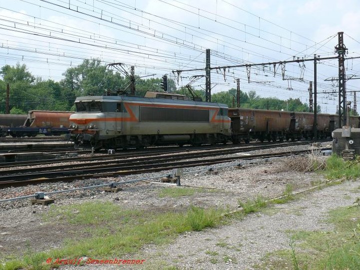 Die BB7373, eine Lok der Reihe BB7200,fhrt hier mit einem Gterzug aus Richtung Lyon durch Ambrieu.


08.06.2007  Ambrieu


