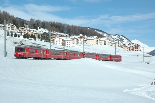 Die Be 4/4 511 und 515 verlassen Madulain als Extrazug St. Moritz - S-chanf Marathon am Engadiner Skimarathontag 8.3.09