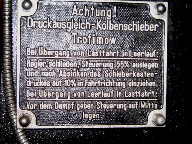 Die Bedienhinweise der Trofimov-Schieber finden sich an der rechten Stehkesselseite, in diesem Fall von 18 201, Nossen 07.04.07