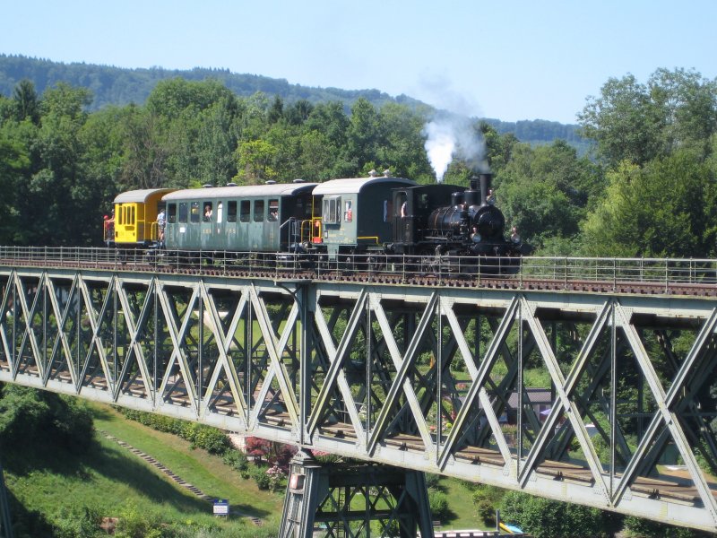 Die beeindruckende Rheinbrcke zwischen Etzwilen und Hemishofen mit der Dampflok Muni und einem Extrazug. 