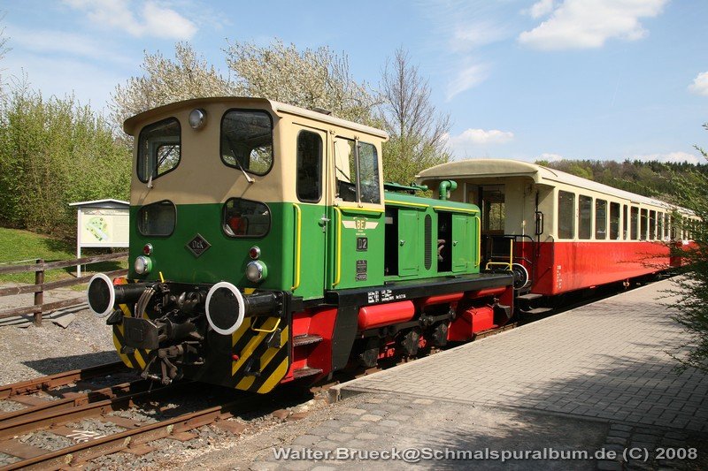 Die BEG D2 Diesellok hat den Zug nach Engeln nachgeschoben und wartet nun auf die R�ckfahrt nach Brohl-L�tzing. - Brohltalbahn 03.05.2008 - Weitere Fotos siehe unter http://schmalspuralbum.de/