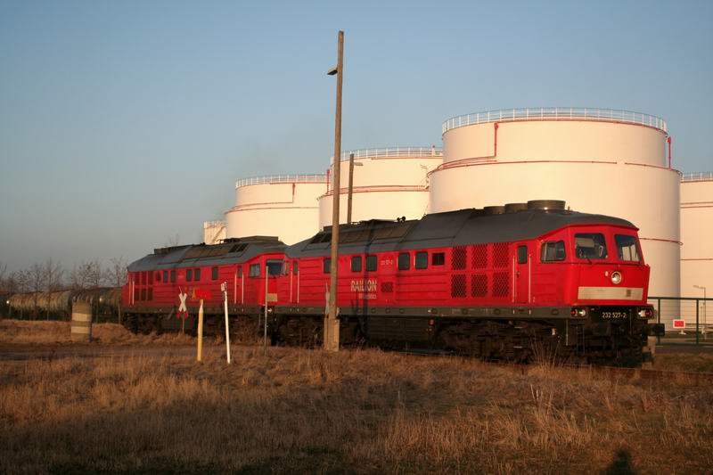 die beiden 232 haben gerade das Tanklager in Emleben beliefert und fahren nun zurck Ri. Gotha