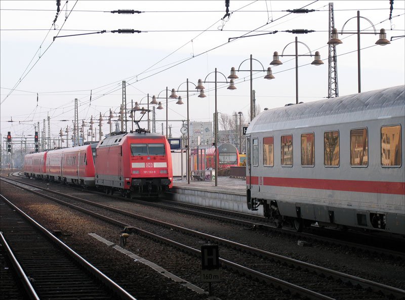 Die beiden 612er Einheiten wollen als RE 17029 nach Liberec (Reichenberg) abfahren und warten darauf, dass sich 101 132 aus dem Staube macht (ohne Spitzensignal!), doch die kann nicht zu ihrer Ruheposition gelangen, weil der EC 174 nach Hamburg-Altona noch nicht raus ist - alles auf Gleis 17 Dresden Hbf.; 14.01.2008
