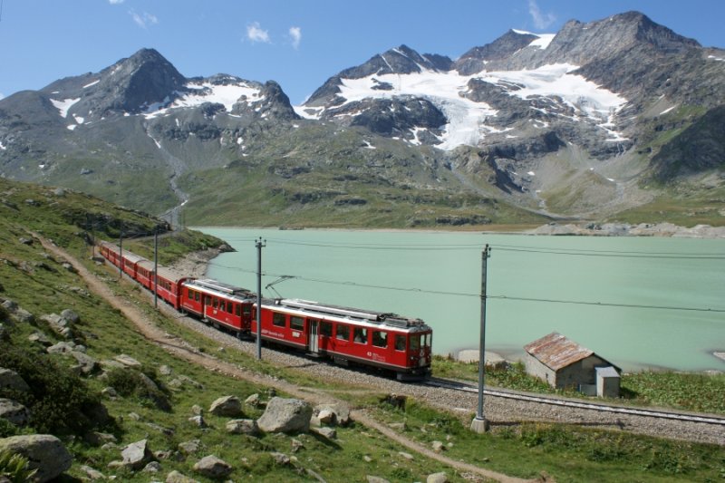 Die beiden ABe 4/4 II 43 und 46 ziehen ihren Zug dem Lago Bianco entlang in Richtung Engadin. Im Hintergrund sind der Piz Cambrena und der Cambrenagletscher zu sehen. 11. August 2009.