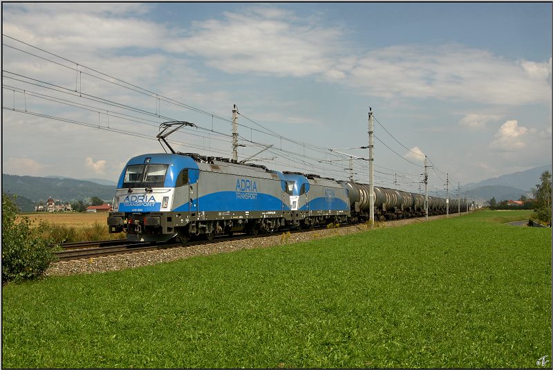Die beiden Adria Transport Maschinen 1216 920 & 921 ziehen den Kesselwagenzug 48431 von Schwechat nach Koper.
Lind bei Zeltweg 28.08.2009