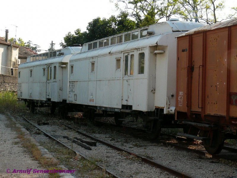Die beiden alten 2-achsigen Postwagen RT2-LY141 und RT2-LY142 gehrten zuletzt der France-Telecom.

Arles-RDT13
12.09.2007