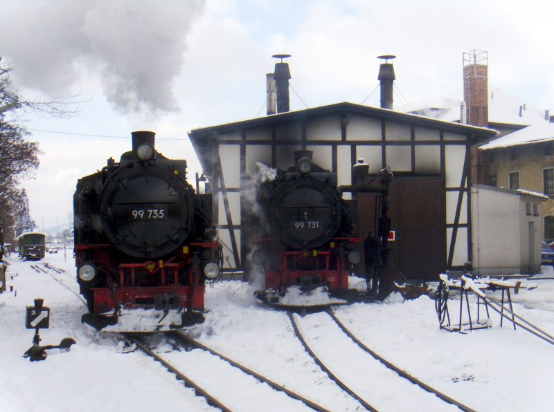 Die beiden  Arbeitslokomotiven  des Tages 99 731 und 99 735 am 17.02.2009 vor dem Zittauer Lokschuppen.