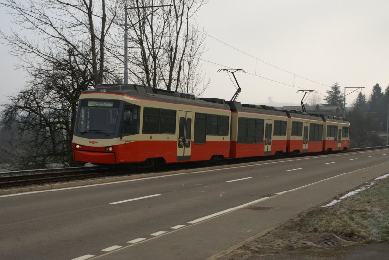 Die beiden Be 4/6 61 und 62 fahren am 29.12.08 Richtung Stadelhofen. Das Bild wurde ebenfalls oberhalb von Neuhaus aufgenommen.