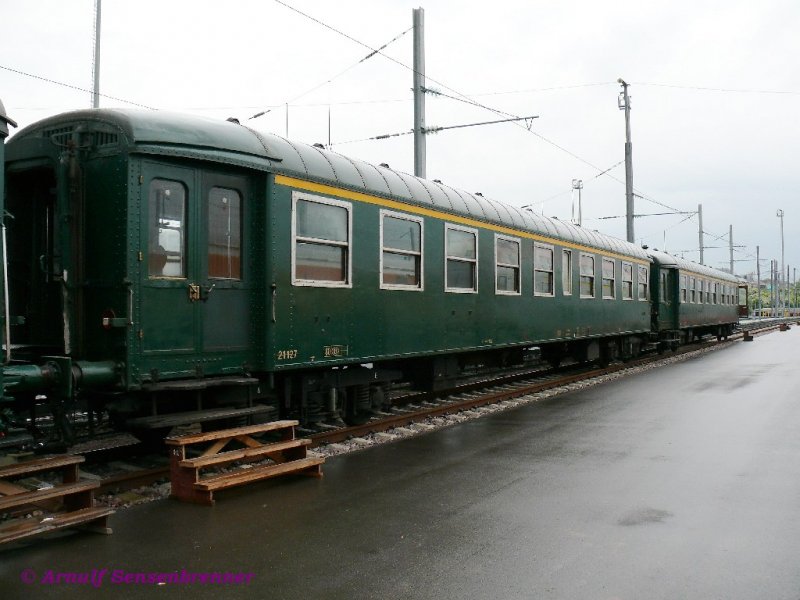 Die beiden belgischen vierachsigen 1.Klasse-Reisezugwagen 21127 und 21122 wurden 1934/35 gebaut und waren ebenfalls in Luxemburg zu sehen.
10.05.2009
Luxemburg - 150 Joer Eisebunn zu Ltzebuerg