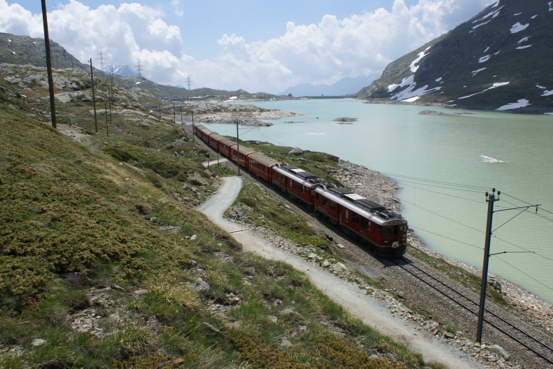 Die beiden Berninatriebwagen ABe 4/4 52 und ABe 4/4 54 ziehen am 21.3.08 den R 1646 bergwrts.