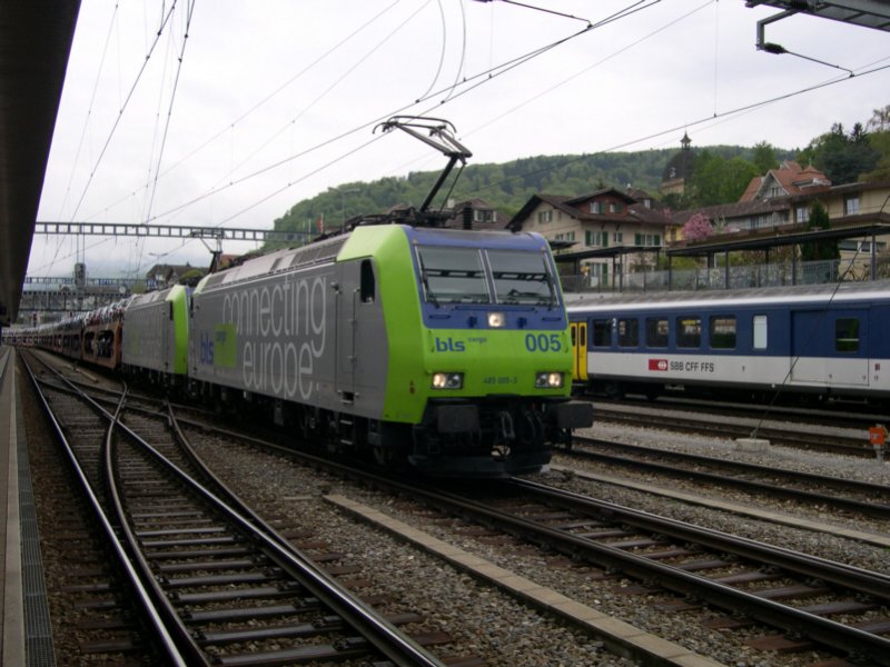 Die beiden BLS 485 005-3 und 485 018 haben am 06.05.2006 einen  Millionenzug  ber den Ltschberg gebracht. Auch diese Bilder werden nach der Ltschberg-Basistunnel-Erffnung mglich sein. Im Hintergrund macht ein IR  Wochenendpause .