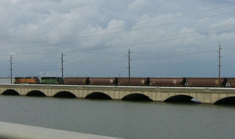 Die beiden BNSF Loks 7889 und 4595 schieben am 15.10.2007 bei Galveston (Texas) einen Gterzug nach.