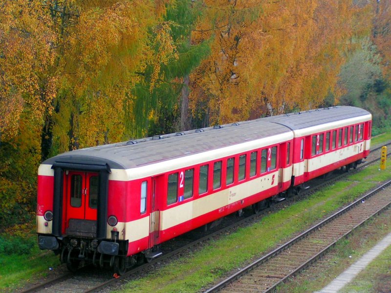 Die beiden  Bp 50 81 29-35 116-1(Heimatbf.WienSd) sowie 
Bp 50 81 29-35 079-1 der  Erlebnisbahn  sind fr einen Bundesheertransport am Bhf. RIED i.I. bereitgestellt, sogar die Zuglaufschilder  Erlebniszug NEUSIEDLERSEE  sind noch in den Wagen angebracht; 071102
