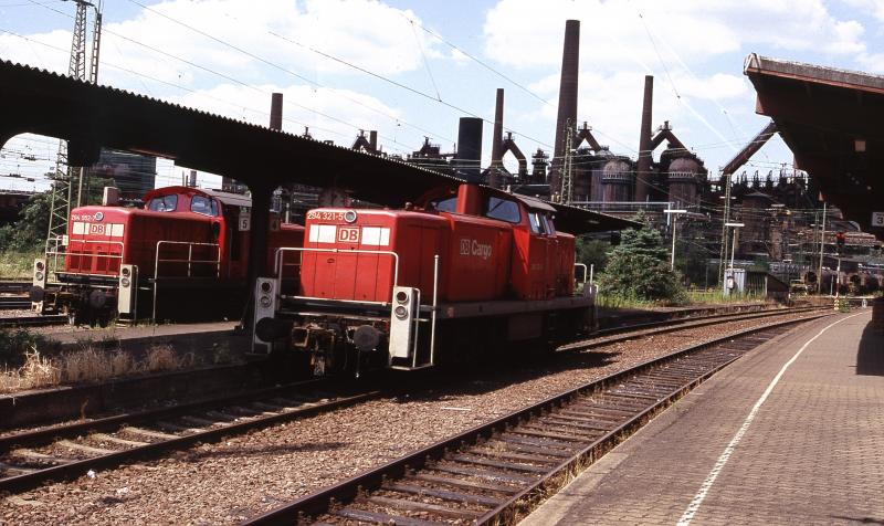 Die beiden Dieselloks der BR 294 sind zur Zeit genau so arbeitslos wie die im Hintergrund befindliche Hochofen - Anlage des Stahlwerks Vlklingen 14.07.05 zur Mittags-Zeit
