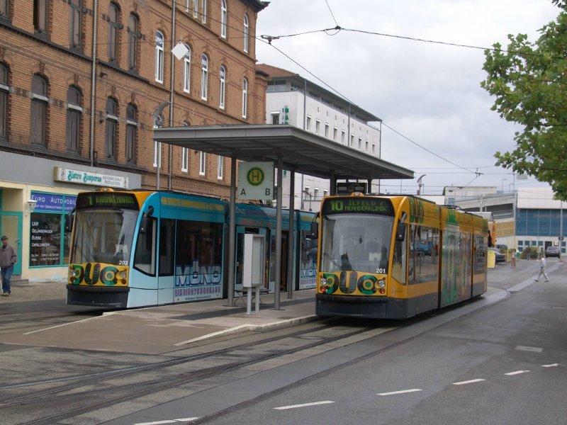 Die beiden Duo-Combino 203 (links) und 201 (rechts) stehen am 26.07.05 am Norhausener Hauptbahnhof