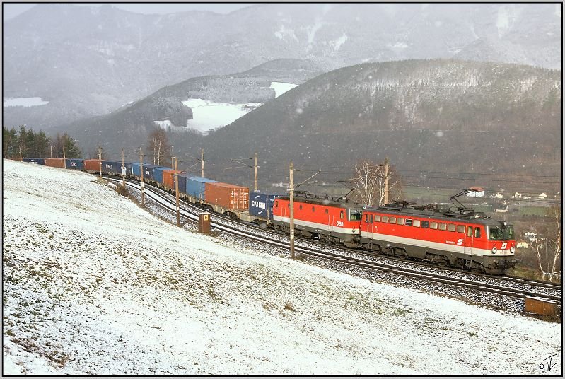 Die beiden E-Loks 1142 680 und 1044 032 fahren mit einem Containerzug ber den Semmering.
Eichberg 8.12.2008