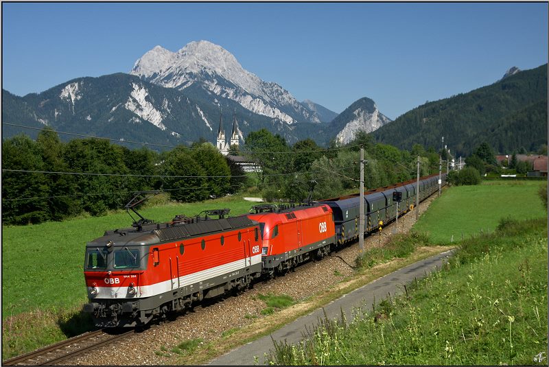 Die beiden E-Loks 1144 264 und 1116 072 fahren mit dem Erzzug 58664 von Eisenerz nach Leoben.
Admont 24.08.2009