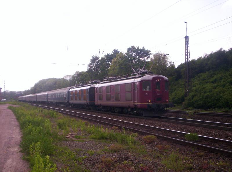Die beiden ehemaligen SBB-Loks Re 4/4 fuhren am 18.05.2005 durch Laufach in Richtung Nrnberg.