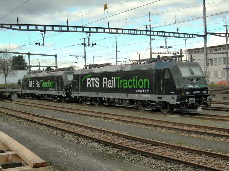 Die beiden fabrikneuen RTS Re 185 570-9  Terese  und 569-1  Renato  warten in Langenthal auf ihre ersten Einsätze.
22. November 2006