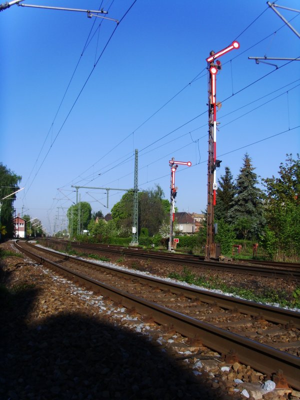 Die beiden Formsignale an der Markranstdter Bahnhofsausfahrt noch einmal von einem anderen Standort aus fotografiert, 21.04.2009.