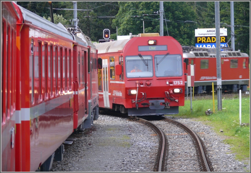 Die beiden Frhzge 1415 und 1416 kreuzen sich in Langwies. (12.07.2009)