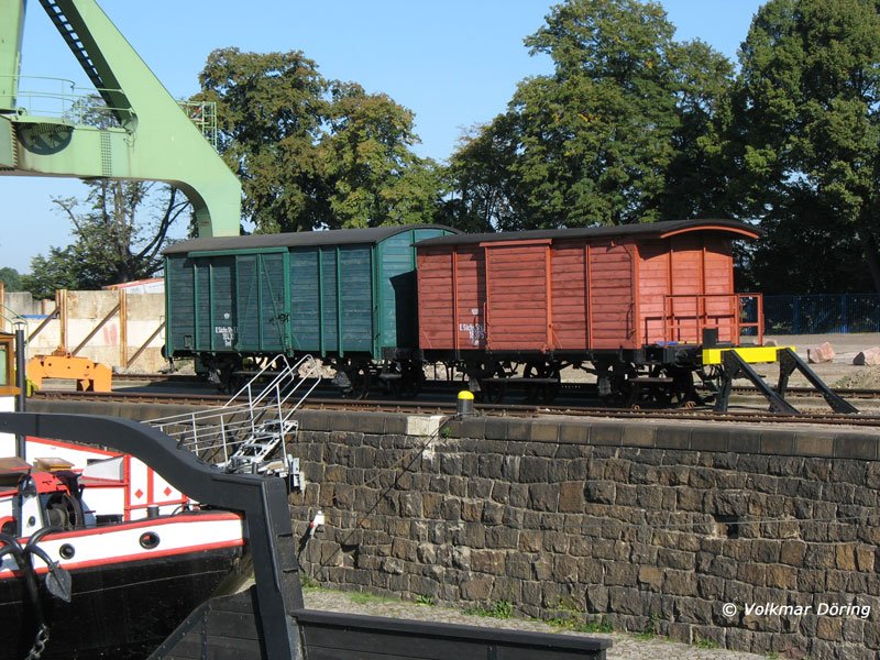 Die beiden gedeckten Güterwagen 18375 Gm und 18430 Gml der Königlich Sächsischen Staatseisenbahn stehen im Museumsbereich des Alberthafen Dresden, 10.09.2006
