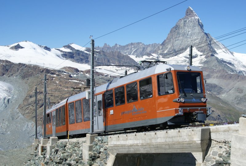 Die beiden GGB - Triebwagen Bhe 4/6 3082 und Bhe 4/6 3081 befinden sich am 6.8.09 kurz vor der Bergstation Gornergrat.