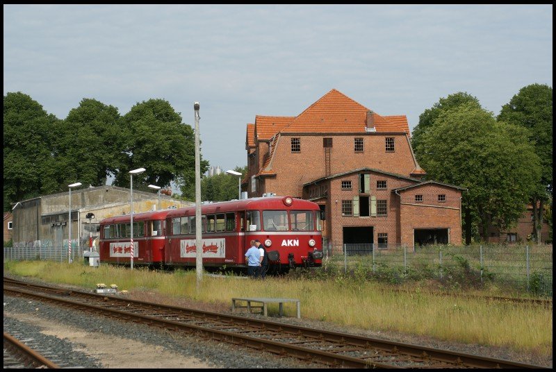Die beiden historischen Schienenbusse der AKN warten am 07.06.2008 an der  Geno-Mhle  in Barmstedt auf den Einsatz nach Kaltenkirchen.