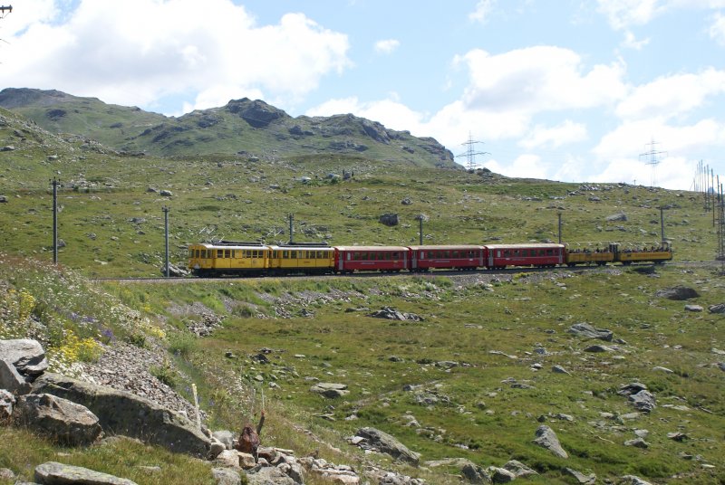 Die beiden historischen Triebwagen ABe 4/4 30 und ABe 4/4 34 fahren am 11.8.09 mit einem Extrazug von Ospizio Bernina talwrts.