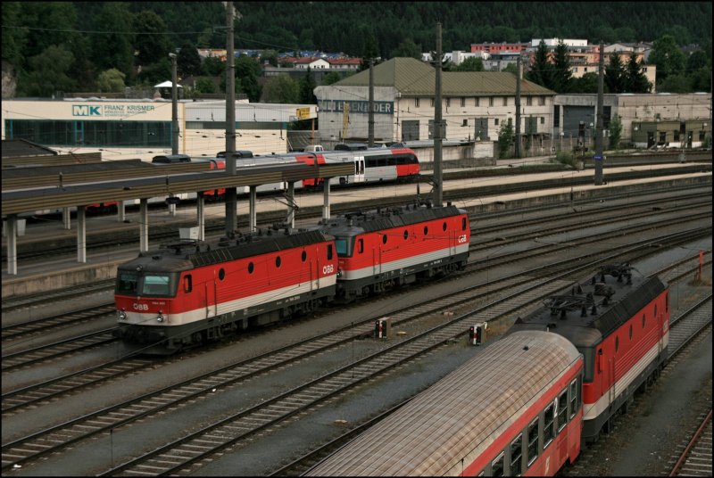 Die beiden Innsbrucker 1144 250 (9181 1144 250-6) und 1144 206 (9181 1144 206-0) rollen von Wrgl kommend ihrer nchsten Aufgabe entgegen.
