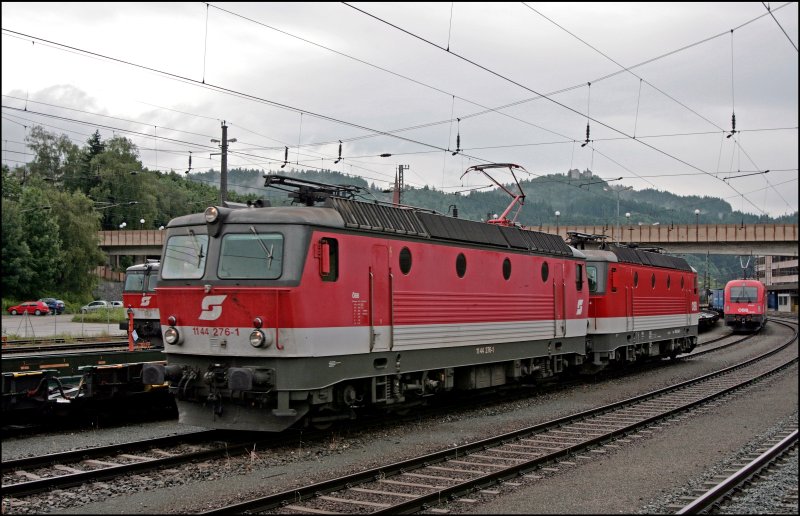 Die beiden Innsbrucker 1144 276 und 1144 244 (9181 1144 244-1) rangieren im Bahnhof Kufstein. (07.07.2008)
