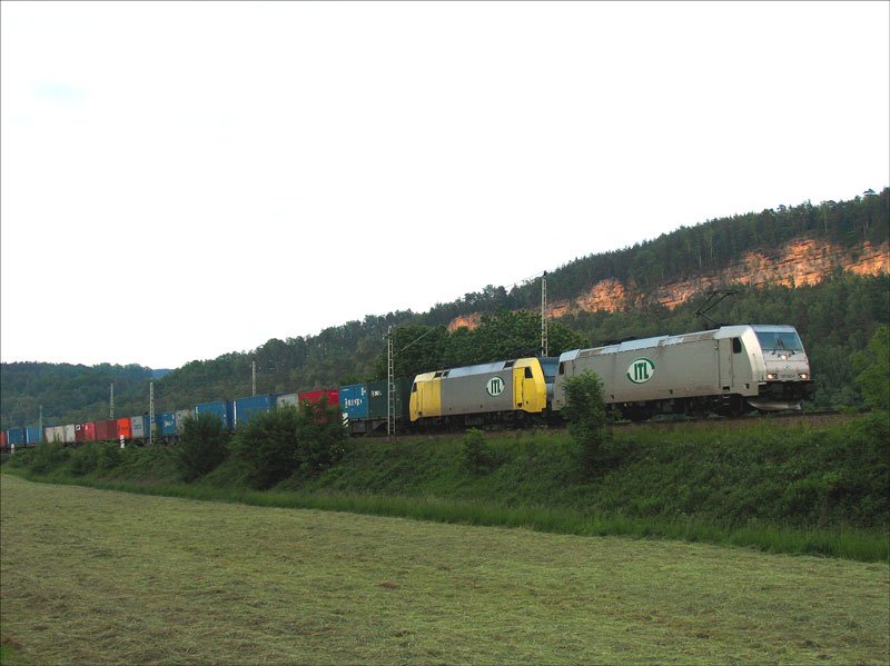 Die beiden ITL-Loks 185 562 und ES 64F-901 (152 901) ziehen am Abend des 24.05.2008 einen Containerzug durch die Schsische Schweiz in Richtung tschechische Grenze.
