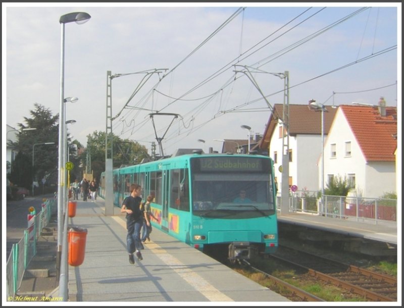 Die beiden Kinder lieferten sich am 24.09.2007 ein Wettrennen mit dem 1. Zug der Linie U2 zum S�dbahnhof, der mit den U4-Triebwagen 510, 519 und 513 am Behelfsbahnsteig der im Umbau befindlichen Station Nieder-Eschbach einfuhr.