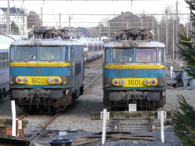 Die beiden Kopfnummern der Serie 16 standen heute Seite an Seite im Bahnhof Welkenraedt. Aufgenommen am 25/01/2009. 