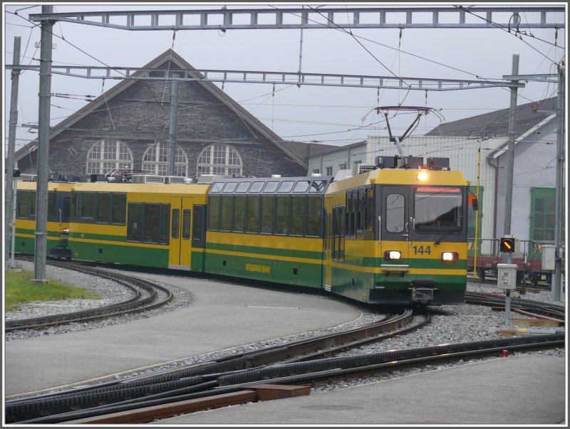 Die beiden PanoTw Bhe 4/8 144 und 142 fahren aus Grindelwald kommend in Grund ein und machen hier Spitzkehre. Sie fahren als Zusatzzug ebenfalls um 09.10 Uhr auf Sichtdistanz hinter den Bhe 4/8 132 und 134 ebenfalls auf die Kleine Scheidegg. Alle vier Zge sind bis auf den letzten Platz gefllt, verspricht der Wetterbericht doch strahlenden Sonnenschein auf dem Jungfraujoch.
(11.10.2007)