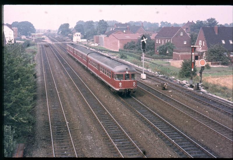 die beiden Prototypen des VT 24 waren in den 70er Jahren in Norddeutschland eingesetzt hier durchfhrt eine Garnitur den Ort Salzbergen bei Rheine.