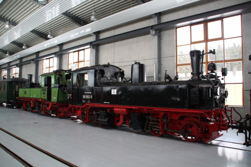Die beiden schsische Neubau IV K 99 1562-0 (Neubau unter alter Nummer 1962) und 99 539 (Neubau unter alter Nummer 1963) sind am 31.01.09 in der Fahrzeughalle der Pressnitztalbahn ausgestellt.