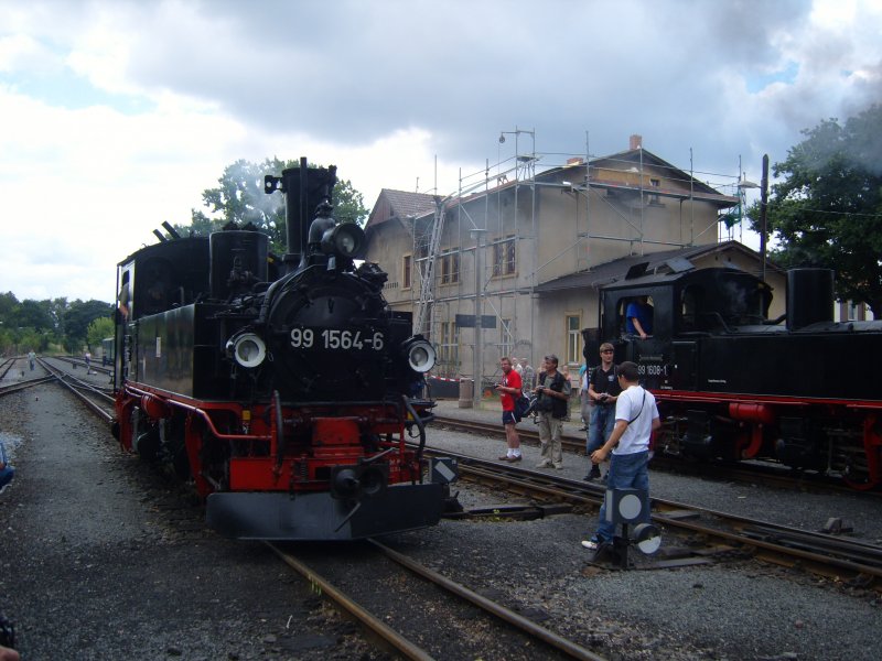 Die beiden schsischen IV K 99 1564-6 und 99 1608-1 haben ihren Personensonderzug am 05.07.2008 nach Radeburg gebracht und werden vor dem Radeburger Lokschuppen mit Wasser versorgt und fr die Rckfahrt nach Radebeul vorbereitet.