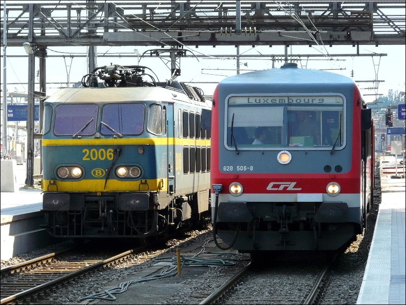 Die beiden sieht man auch nicht oft nebeneinander im Bahnhof von Luxemburg. Die SNCB Lok hat den EC 97  Iris  von Brssel nach Luxemburg gebracht und der CFL Diesel Triebzug wartet auf die nchste Fahrt nach Ettelbrck. 08.06.08 