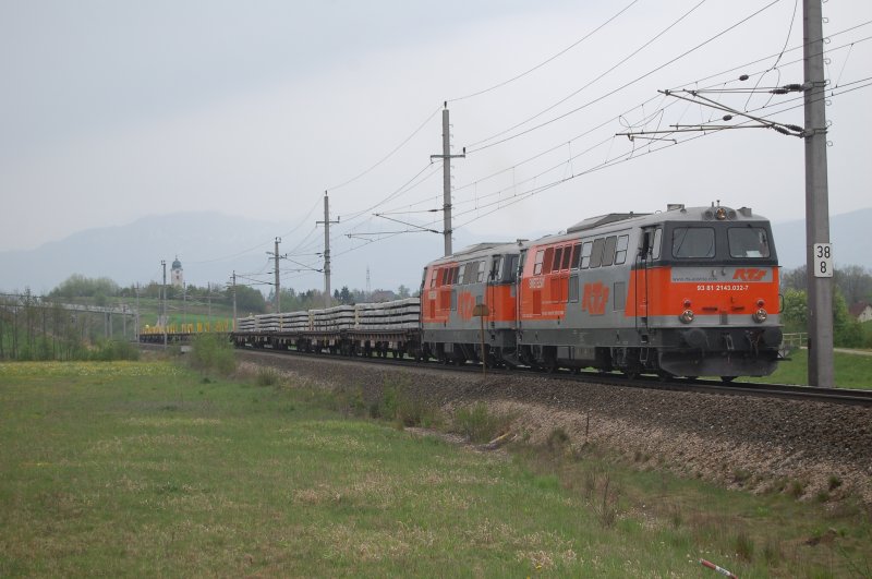 Die beiden Swietelskyloks 2143 005 + 2143 032 werden zur Zeit im Kremstal fr Gleisbauarbeiten bentigt. Auf dem Bild vom 24.04.2007 sieht man das Dieseldoppel beim Verschieben des Bauzuges in Wartberg/Kr.