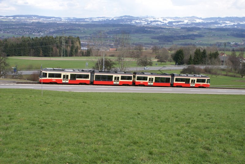 Die beiden Triebwagen Be 4/6 67 und 68 befinden sich bei ihrer Fahrt von Esslingen nach Stadelhofen am 22.3.08 oberhalb der Station Neuhaus.