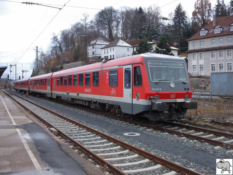 Die beiden Triebzge 628 417-8 (vorne) und 628 404-6 (hinten warten am 16. November 2007 im coburger Bahnhof auf den nchsten Einsatz.