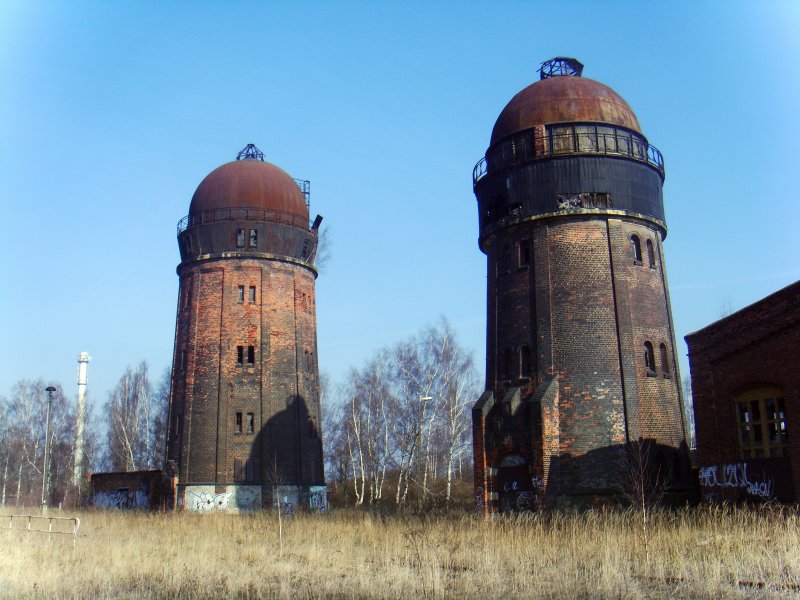 Die beiden Wassertrme des ehemaligen BW Leipzig-Wahren. Wie lange werden sie wohl noch stehen? Auf dem restlichen BW-Gelnde sieht es im April 2009 aus wie in einem Krisengebiet.